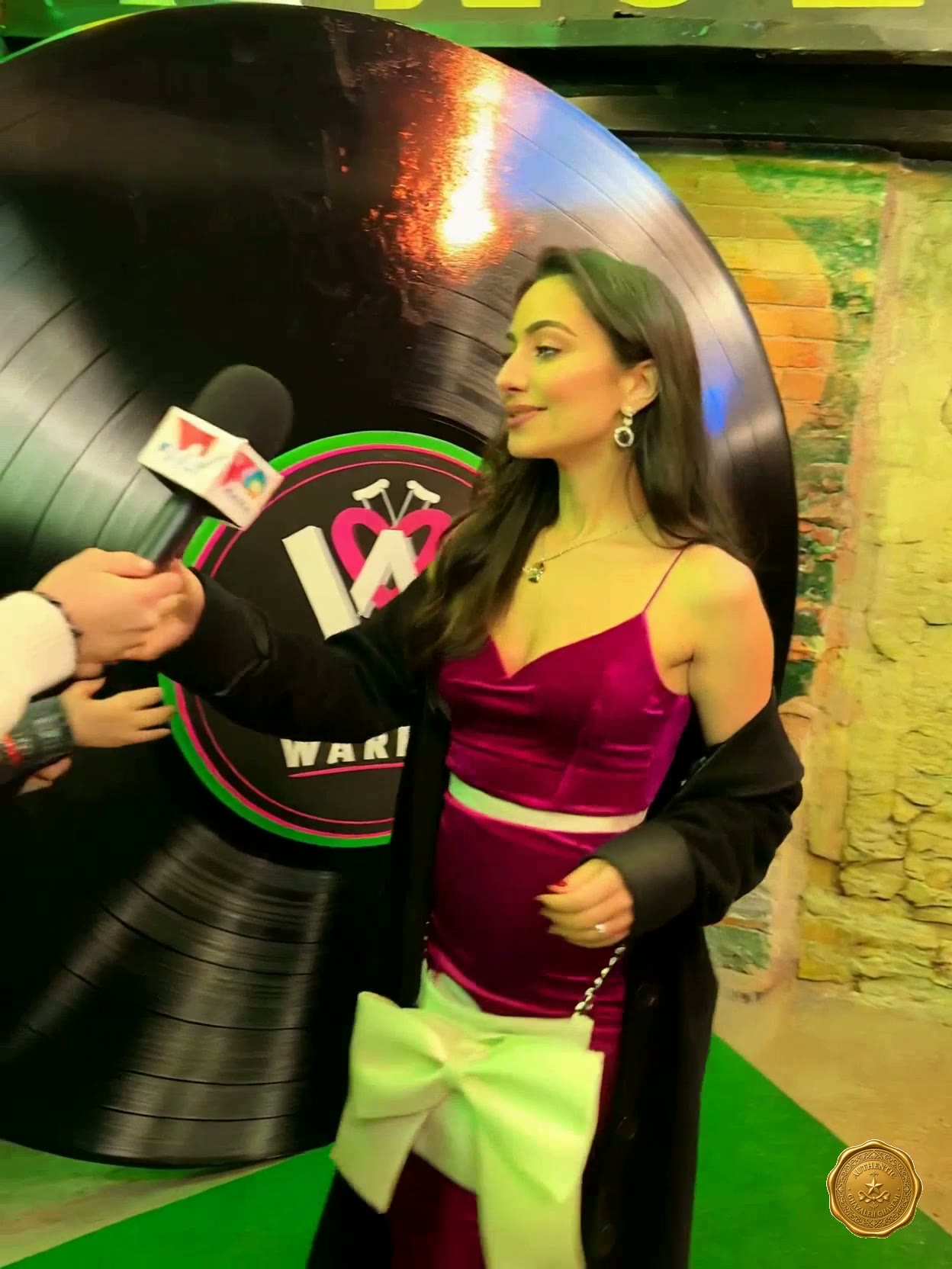 Press Red Carpet — Flashbulbs thumbnail