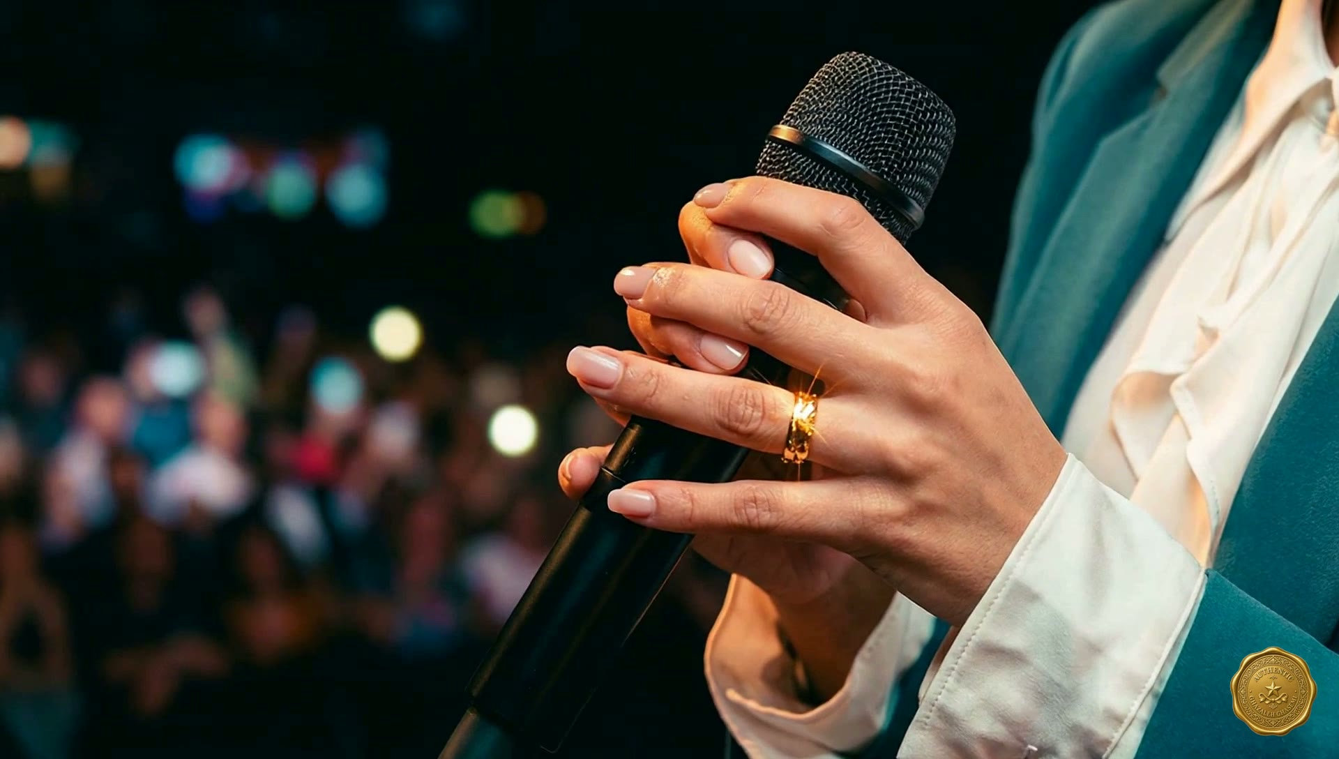 Close-Up — Hands On The Mic thumbnail